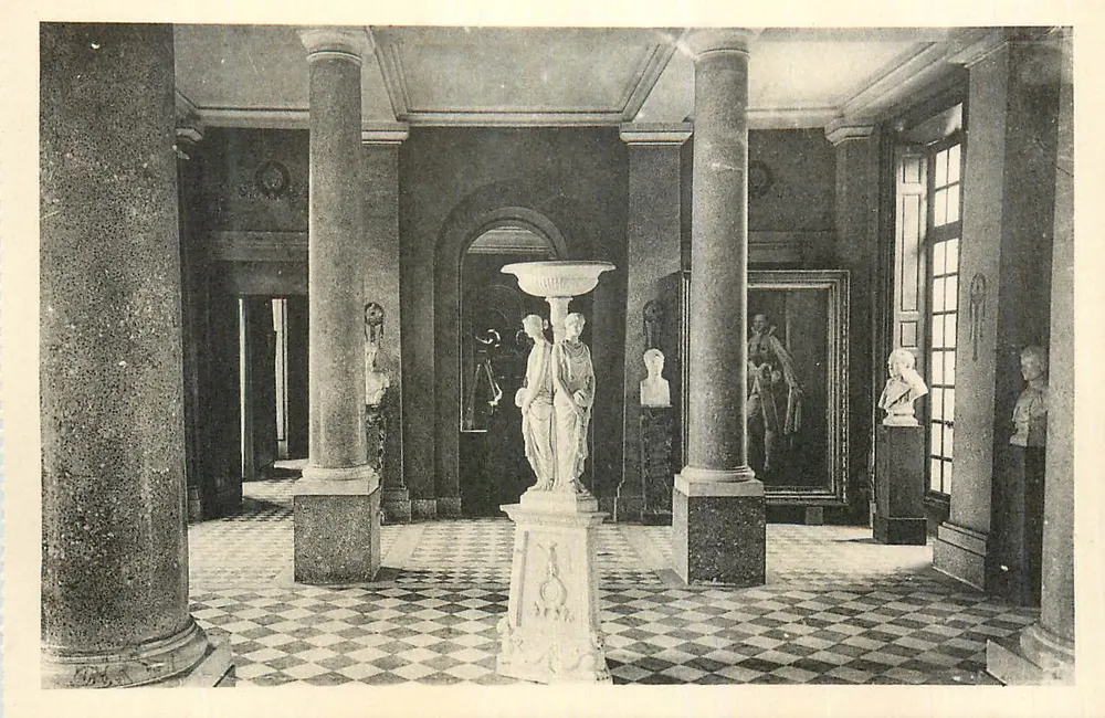 Interior de um museu ou salão de honra — colunas, estátuas e bustos — editor não visível - Frente