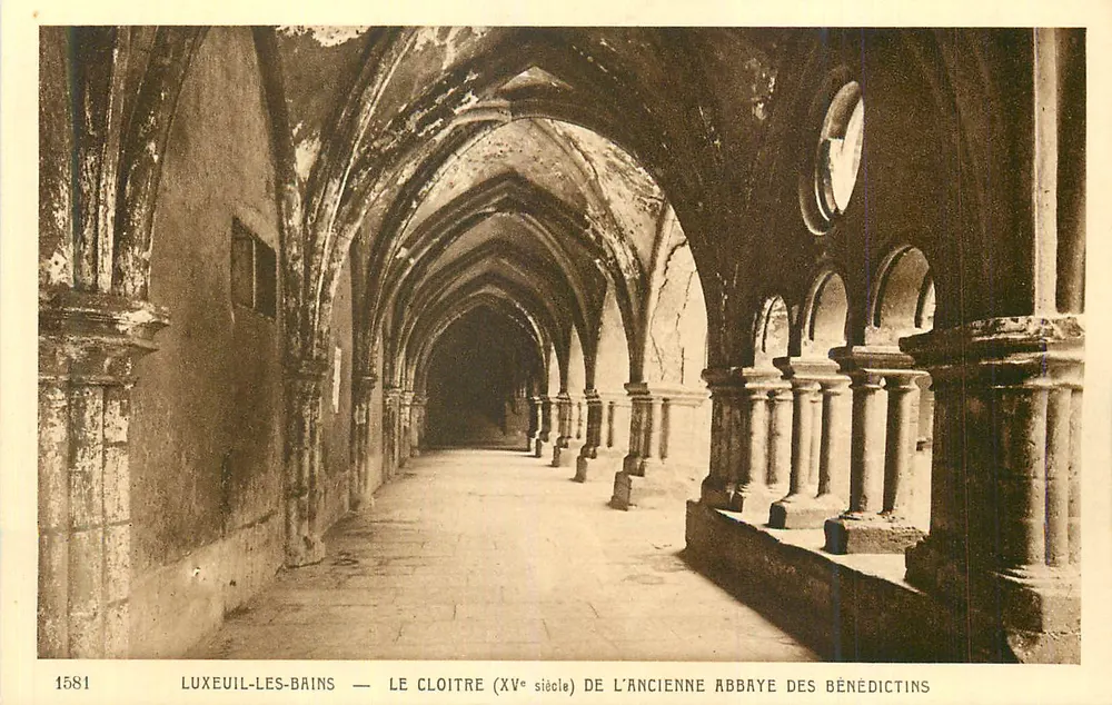 LUXEUIL-LES-BAINS — DER COURTYARD (15. JAHRHUNDERT) DER ALten BENEDIKTINER ABBAYE - Vorderseite