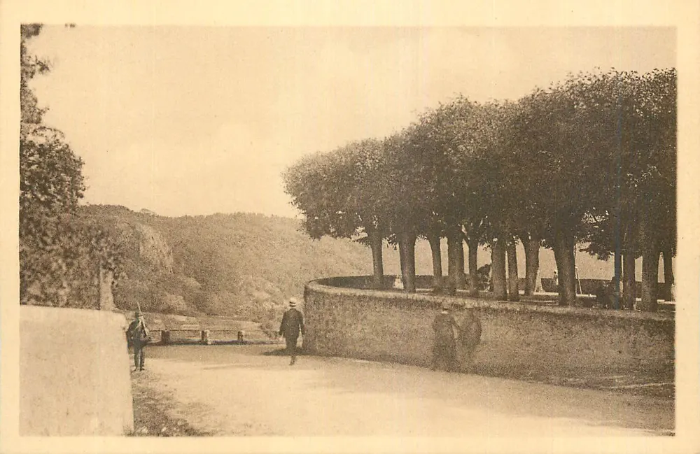 Ansicht der Straße nach La Roche-sur-Yon — Landschaft mit geschnittenen Bäumen — Verlag nicht sichtbar - Vorderseite