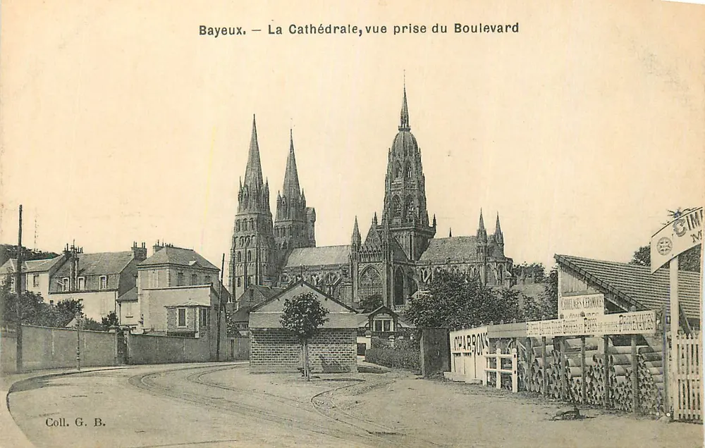 Bayeux — Die Kathedrale, Blick vom Boulevard - Vorderseite