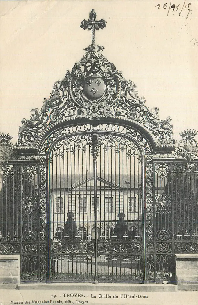 Troyes - Die Pforte des Hôtel-Dieu — Maison des Magasins Réunis, Verleger, Troyes - Vorderseite