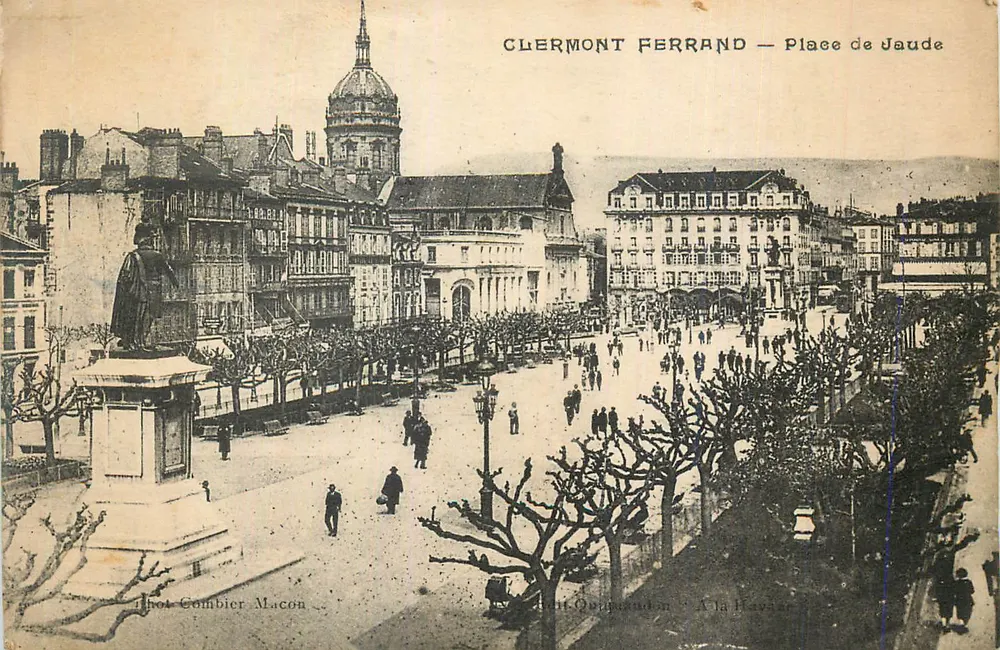Clermont Ferrand — Praça de Jaude — Foto Gombier Macon - Frente