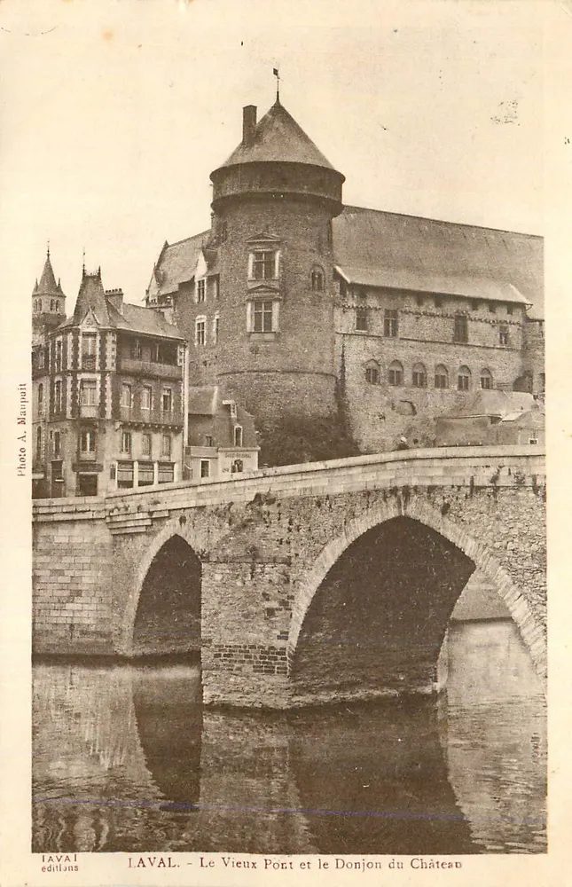 Laval - Der Alte Brücke und der Bergfried des Schlosses — Foto A. Maupait, Laval editionen - Vorderseite