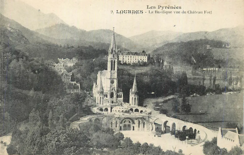 Lourdes - Blick auf die Basilika vom Festungsschloss — Die Pyrenäen - Vorderseite