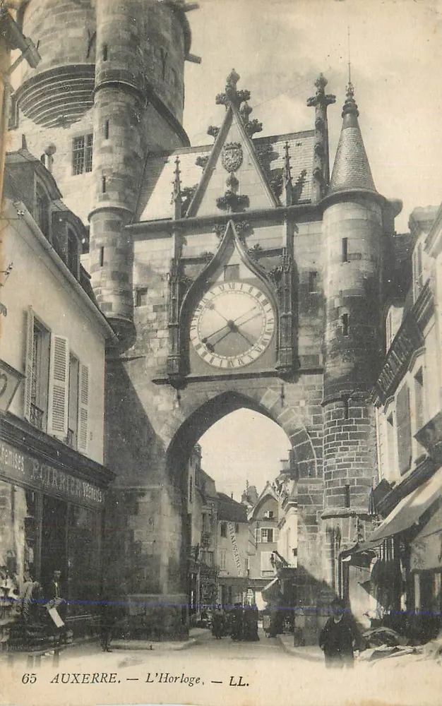 Auxerre — A Torre de Horas — LL. - Frente