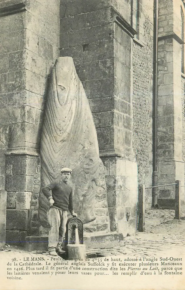 Le Mans - A Pierre au Lait à frente da catedral — detalhe histórico - Frente