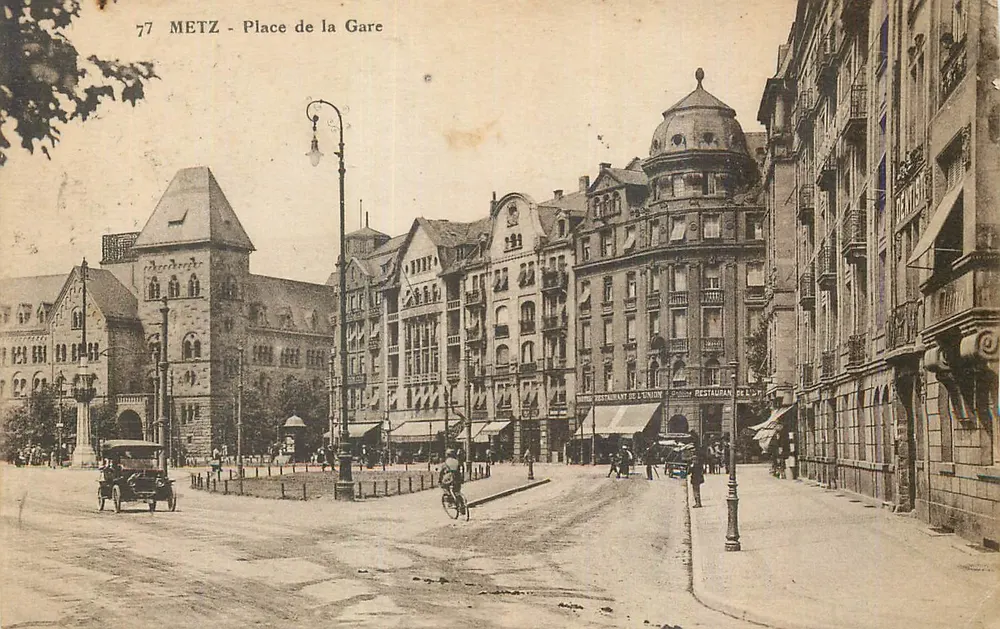 METZ - Place de la Gare — stadsgezicht met gebouw met koepel en restaurant 'de l'Union' — onbekende uitgever, serie nummer 77 - Voorkant