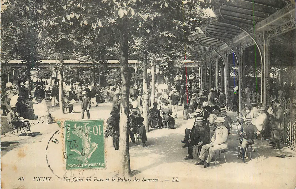 Vichy — Ein Eckbereich des Parks und das Palais der Quellen — LL. - Vorderseite