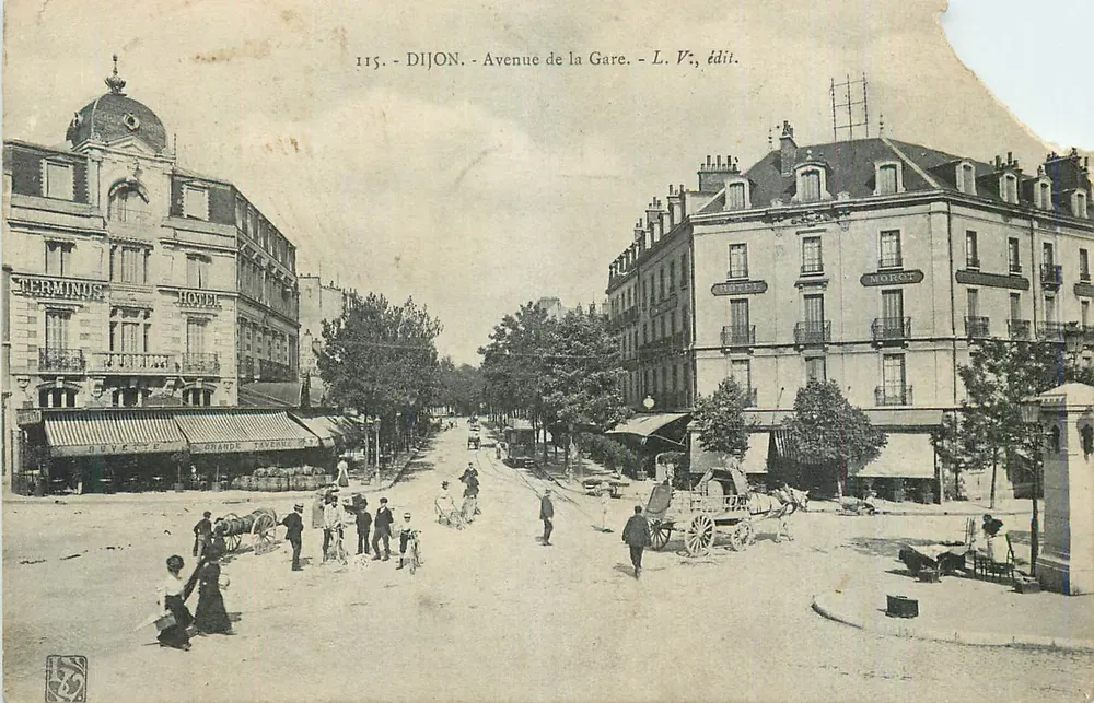 Dijon - Avenue de la Gare — vue d'ensemble avec hôtels et piétons — L. Vz, éditeur - Frente
