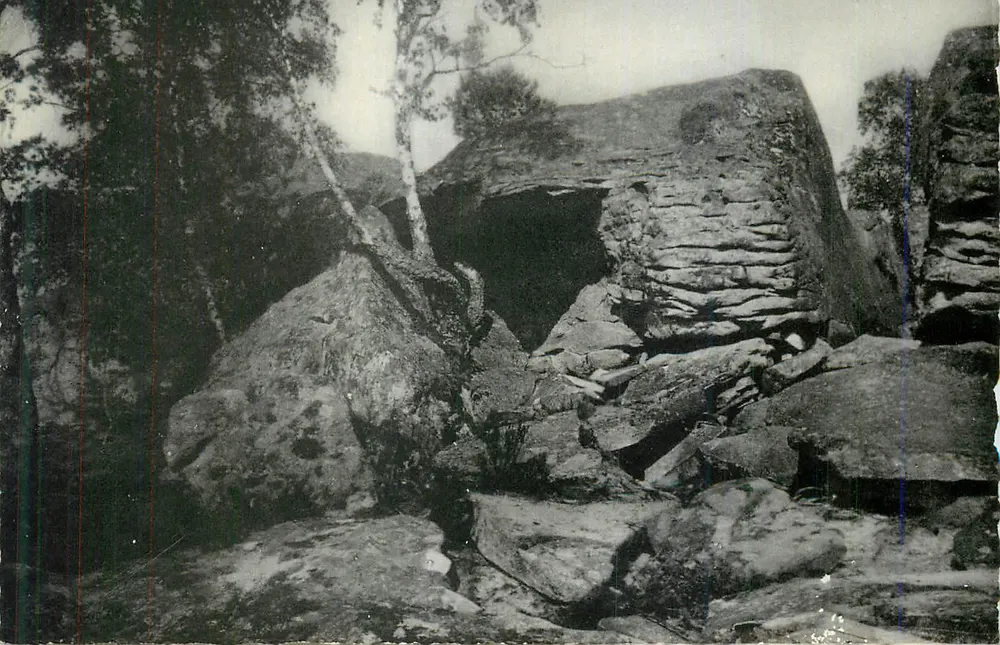 Natürliche Höhle in einem felsigen Landschaft — Verlag unbekannt - Vorderseite