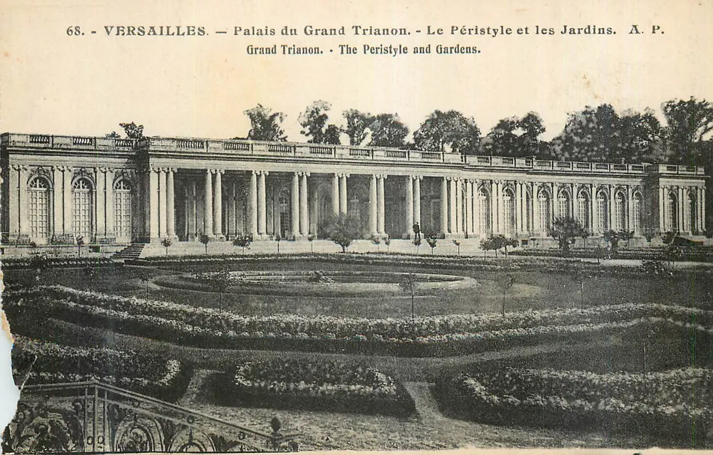 Versailles — Palast des Großen Trianon — Der Peristyl und die Gärten — A.P. — N° 68 - Vorderseite