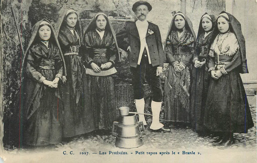 Los Pirineos — Pequeño descanso después del « Branle » — C.C. 1027 - Anverso