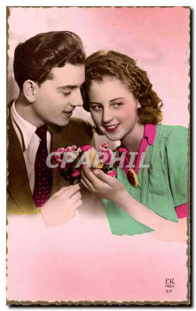 Casal jovem — jovem homem oferecendo flores a uma jovem mulher — ER Paris 89 - Frente