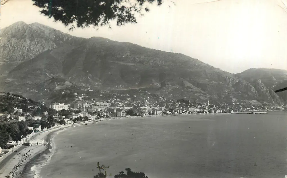 Vista da costa — montanhas no fundo — editor não identificável - Frente