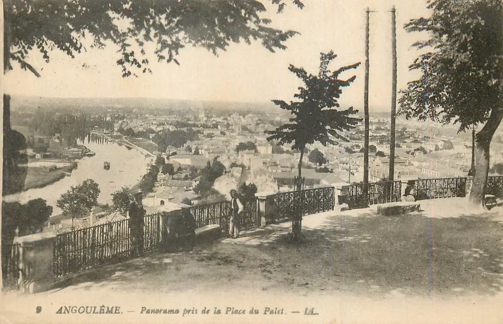 Angoulême — Panorama vom Place du Paléi — L.A. - Vorderseite