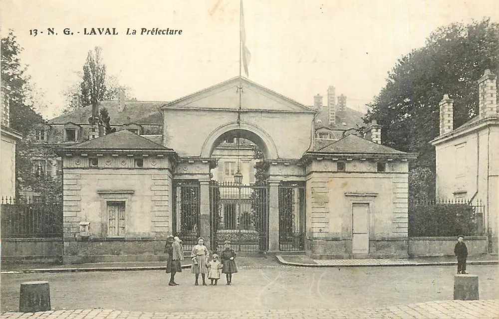 A Prefeitura — A Prefeitura de La Vallée — N.G. LAVAL, n°13 - Frente