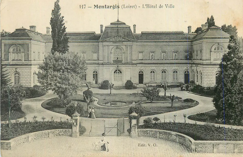 Montargis (Loiret) — L'Hôtel de Ville — Edit. V.O. - Recto