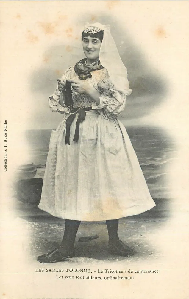 Les Sables d'Olonne — Mulher em traje local tricotando — Coleção G. L. D. de Nantes - Frente