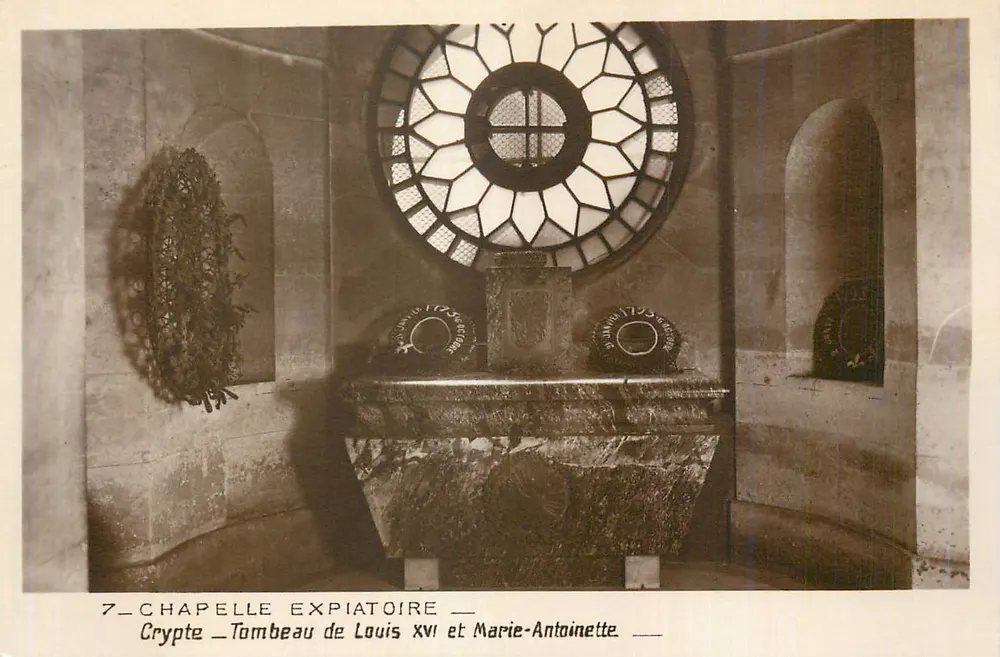 Krypta — Grab von Louis XVI und Marie-Antoinette — Chapelle expiatoire - Vorderseite