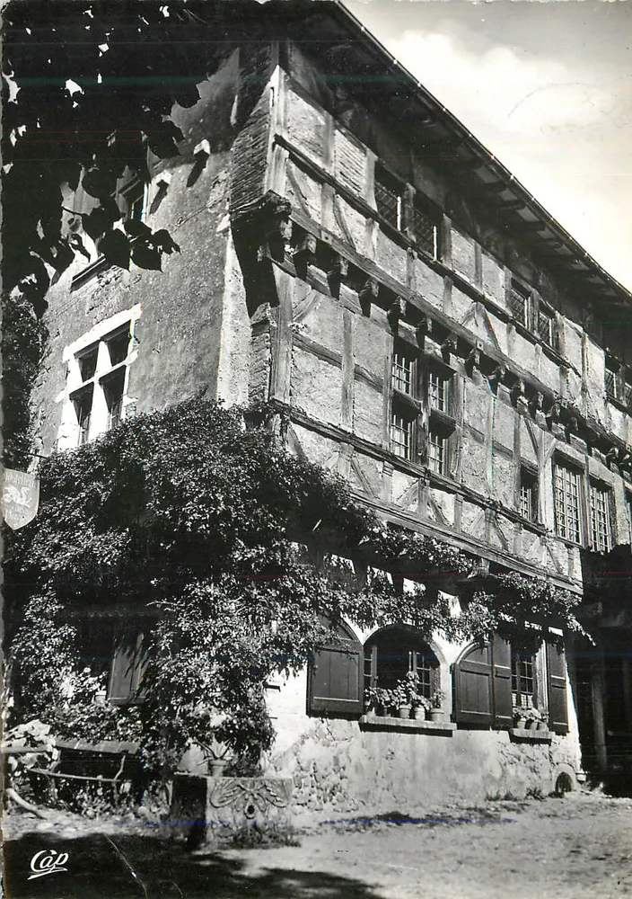 Casa com Fachada de Madeira — Vista Frontal — Cáp - Frente