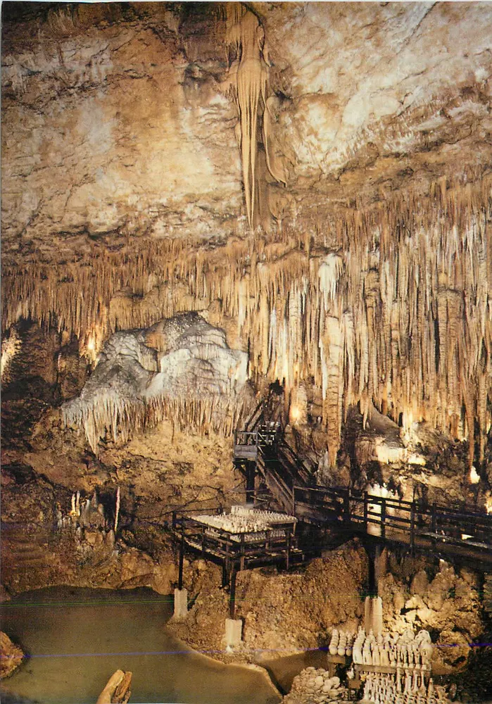 Gruta da Pierre Sainte — vista interna com estalactites e passarela — editor não visível - Frente