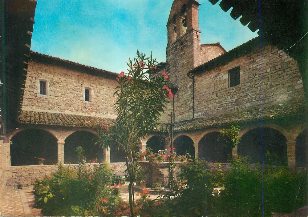 Courtyard of a monastery — editor not visible - Frente