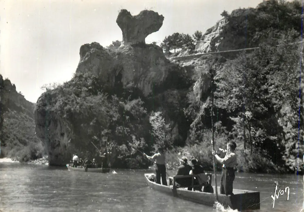 Rivière à travers un canyon — rochers et canoës — Yvon - Recto