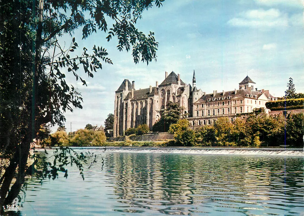Abadia de Fontevraud — vista da Loire — editor IRIS - Frente
