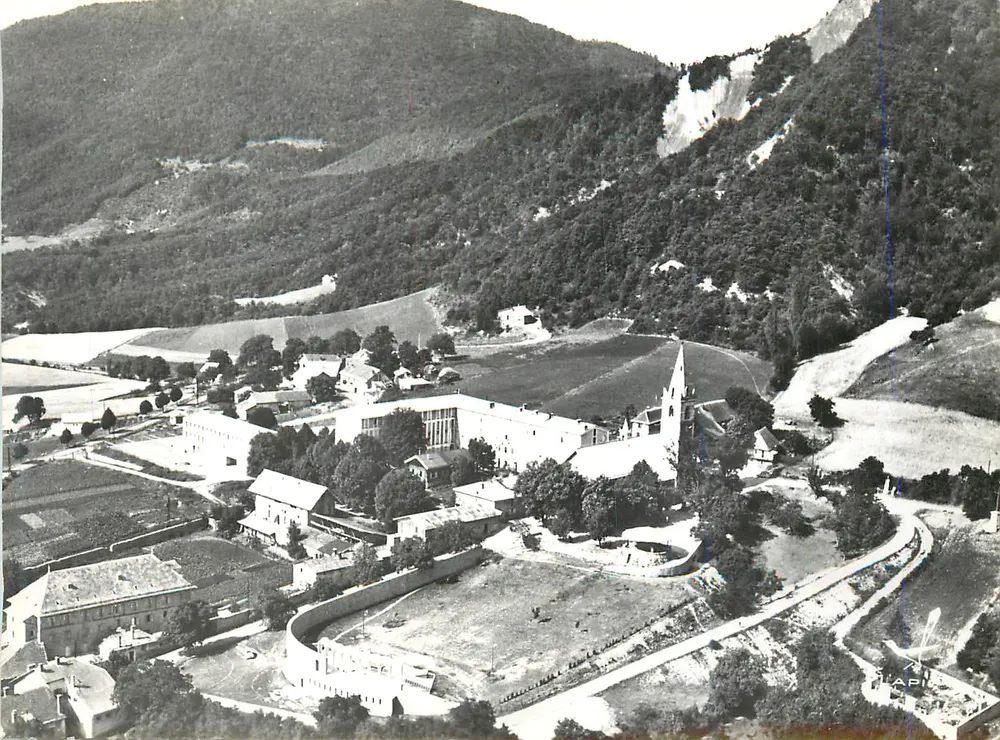 Luftbild von Saint-Étienne-de-Tinée — Verlag APILÉ, Seriennummer nicht sichtbar - Vorderseite