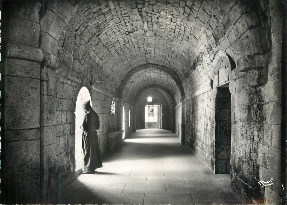 Pasillo de la abadía de San Miguel — monje en oración — editor D. Mar - Anverso