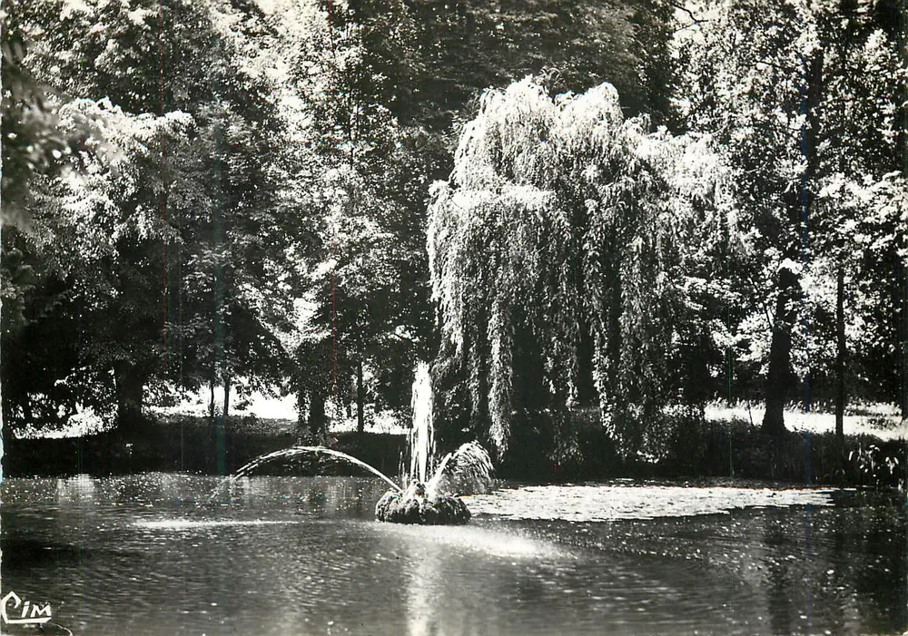 Brunnen in einem Park — Hintergrund aus Trauerweiden — Verlag Cim - Vorderseite