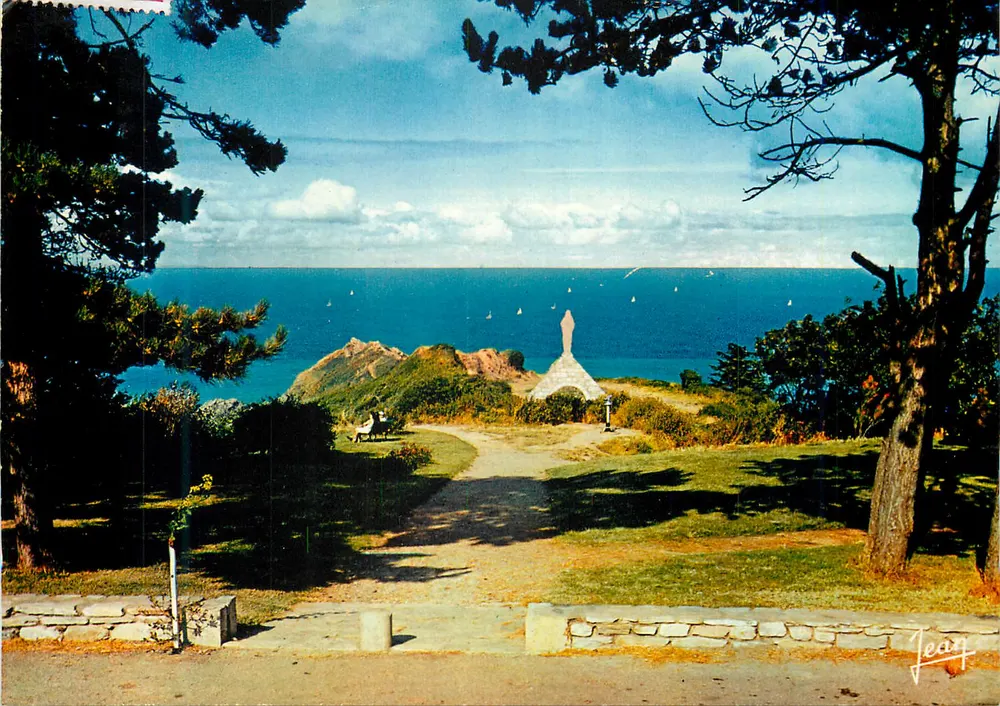 Vista del faro de la Punta de la Torche — monumento al mar — editor Jean - Anverso