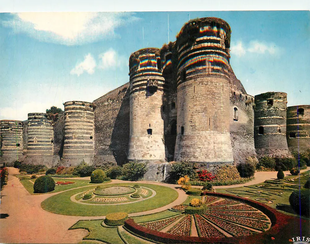 Castelo de Vincennes — vista das torres — editor IRIS - Frente