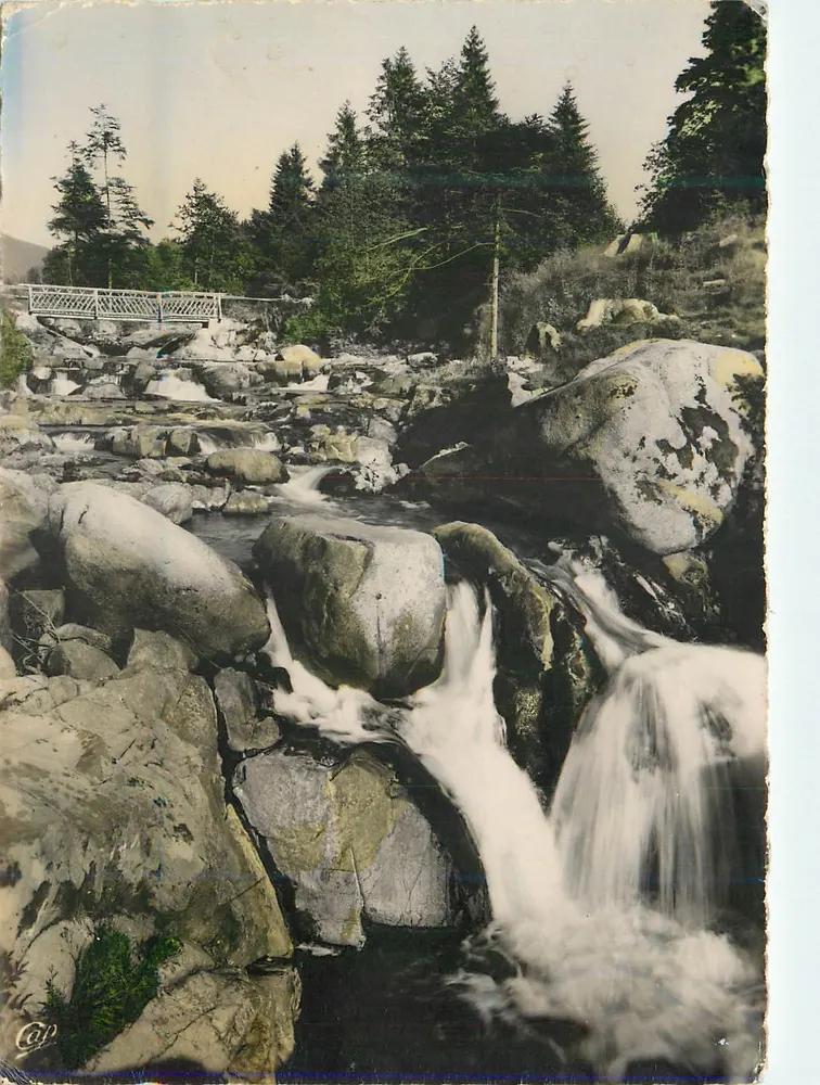 Cascata e ponte na floresta — vista de montanha — editor CP — número de série ilegível - Frente