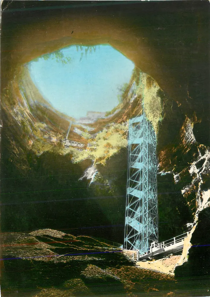 Gruta da Pierre-qui-Vire — vista interna com elevador — editor não visível - Frente