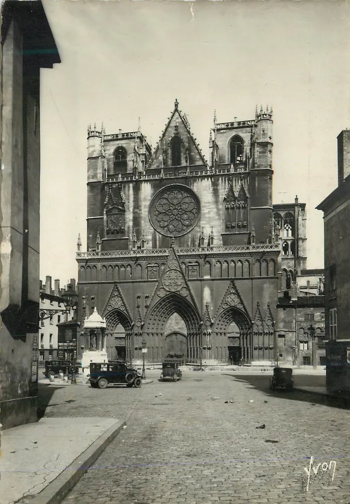 Catedral de Nossa Senhora de Lyon — vista da fachada — JvON - Frente