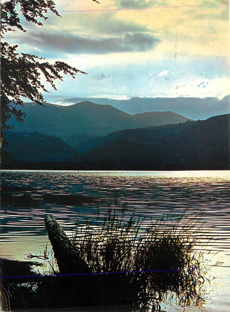 Sommersee — Berge im Hintergrund — unbekannter Verlag - Vorderseite