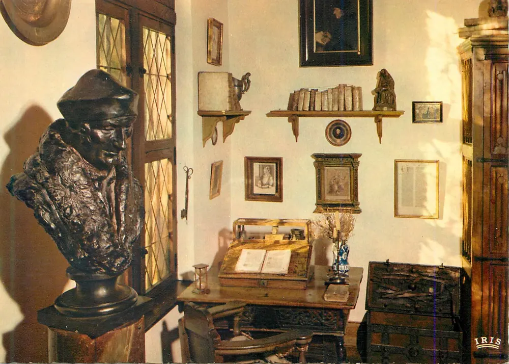 Escritório de escritor — busto de poeta — editor IRIS - Frente