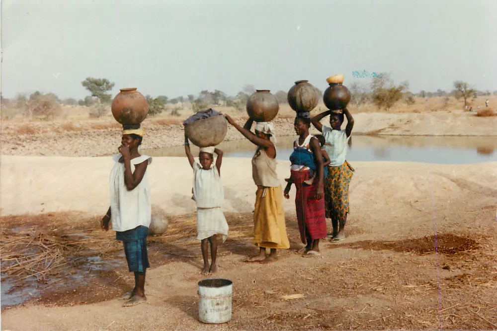 Frauen und Kinder mit Wasserkrügen — Südsudan ? — Vintage Foto - Vorderseite