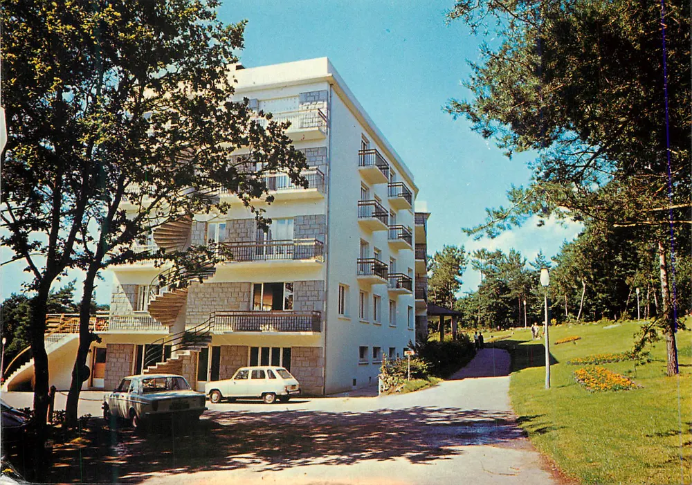 Hotel de la Forêt — modernes Gebäude mit Balconien — Verleger nicht sichtbar - Vorderseite