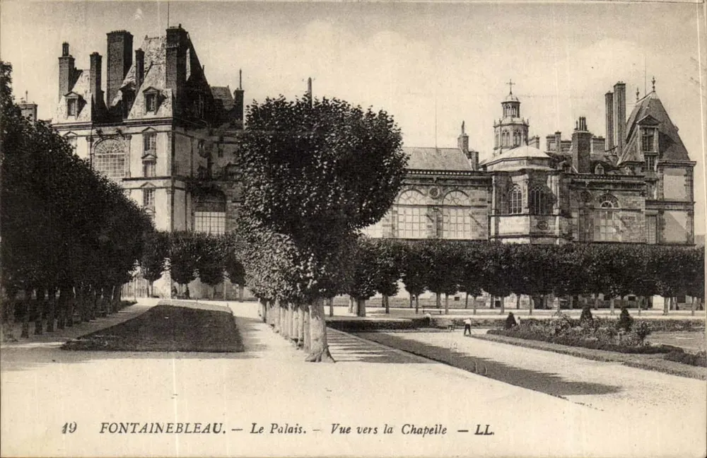 Fontainebleau — Das Schloss — Blick zur Kapelle — LL - Vorderseite