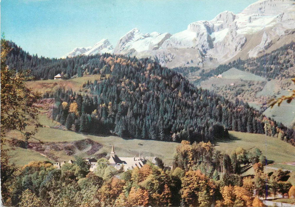 Panoramablick auf schneebedeckte Berge — Herbstwald und Dorf — Verlag nicht sichtbar - Vorderseite