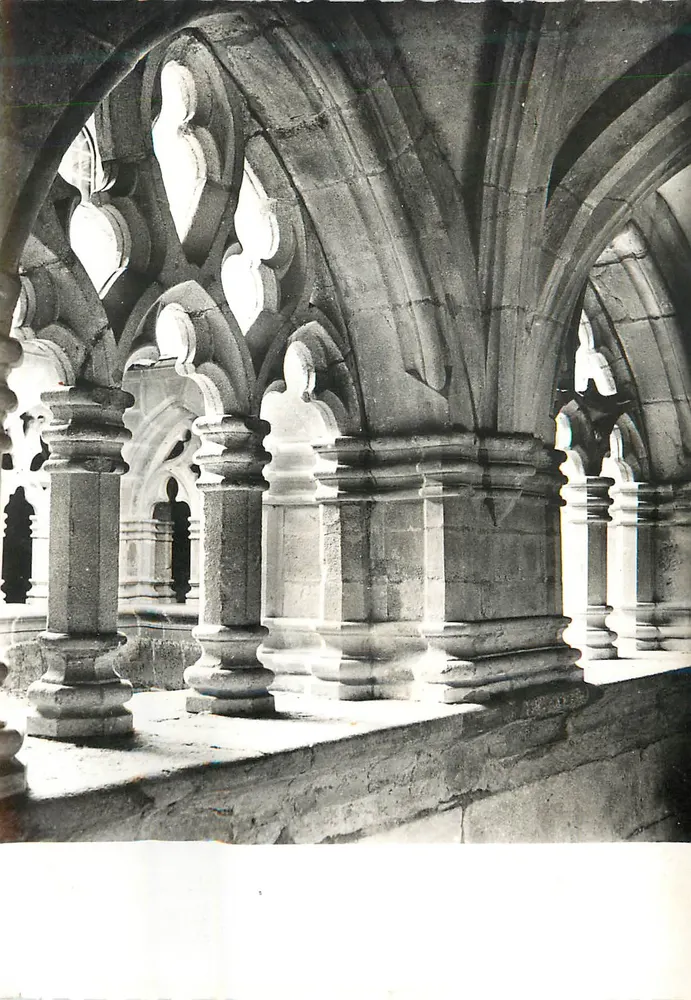 Innenansicht eines gotischen Klostergangs — Architektonische Details — Verlag und Seriennummer nicht lesbar - Vorderseite