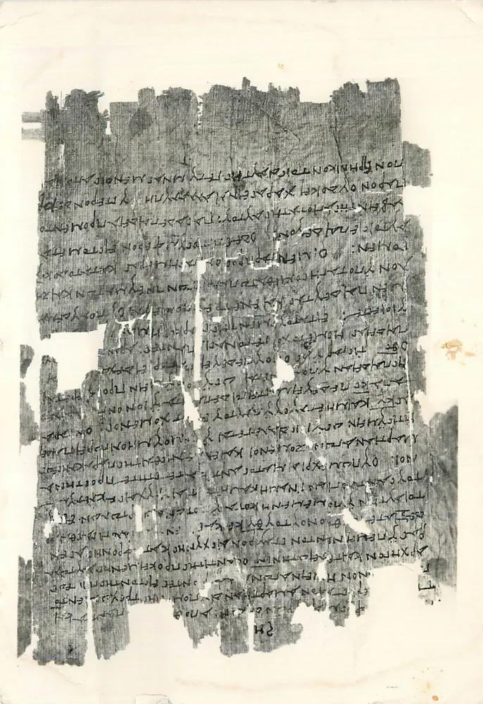 Fragmento de papiro grego — texto fragmentado — sem editor ou número de série visível - Frente