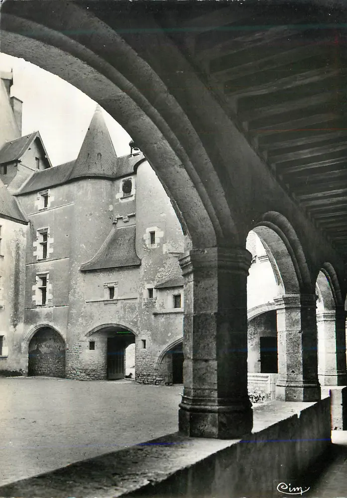 Innere Hof des Schlosses Château-Gaillard — Blick unter den Arkaden — Verlag Cim - Vorderseite