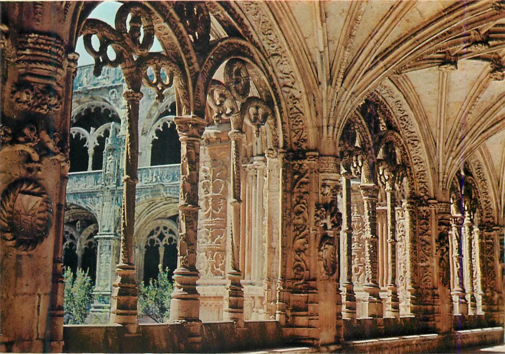 Cloître da catedral de Porto — detalhes esculpidos — editor não visível - Frente