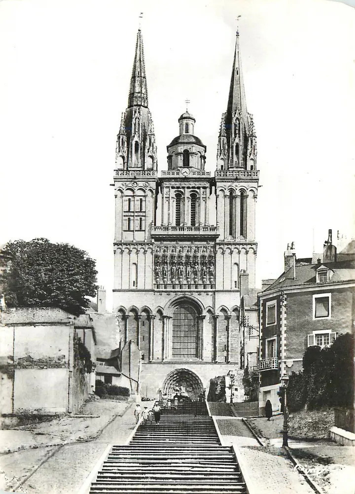 Catedral Nossa Senhora de Angers — vista da fachada e das duas torres — editor não identificado - Frente