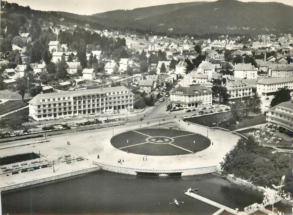 Vista aérea da praça central com rotatória e lago — Editor: Pile Vice, n° 147 - Frente