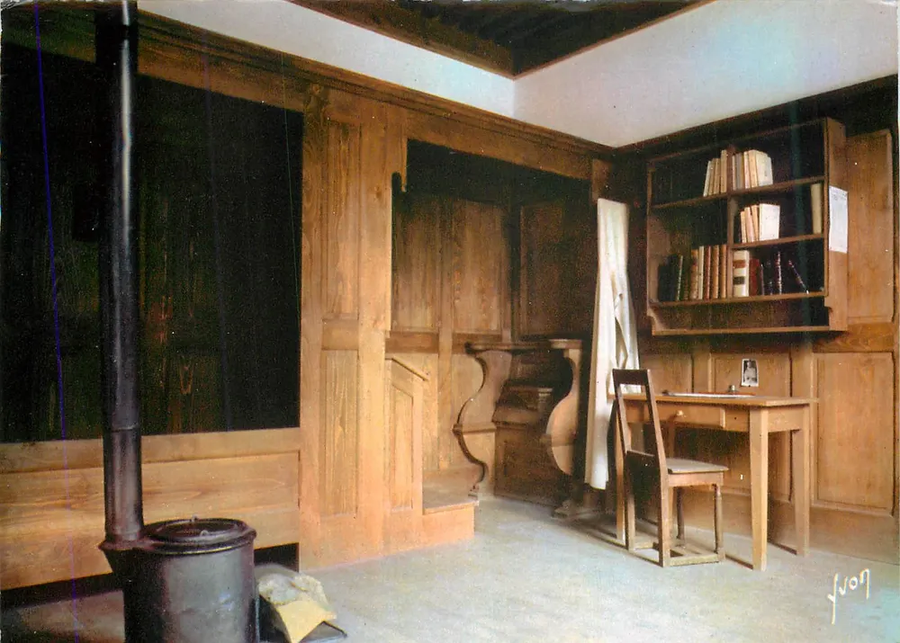 Interior de uma sala em madeira — piano, biblioteca e lareira — Juvon - Frente