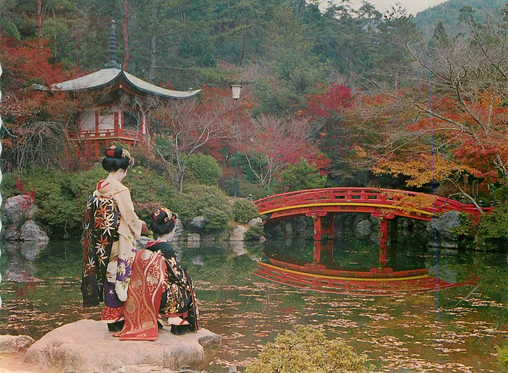 Zwei Geishas am Teich — japanischer Garten im Herbst — unbekannter Verlag - Vorderseite